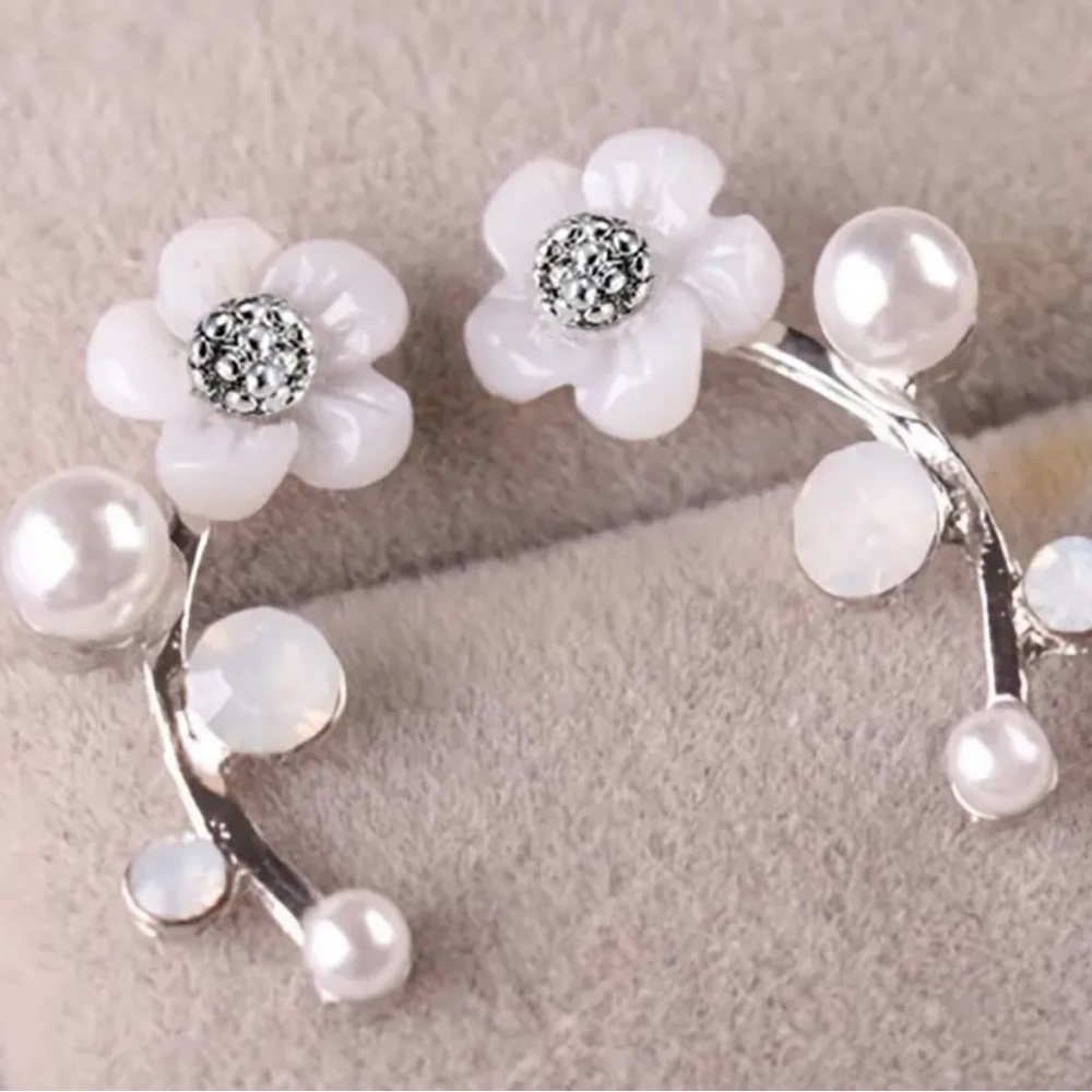 Sale ❤️ Silver Daisies & Pearls (Crawler Earrings)